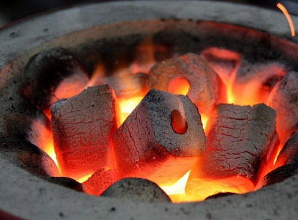 Giám đốc Trung tâm chống độc BV Bạch Mai nói về cái chết thầm lặng khi đốt than sưởi ấm: Dù bị ngộ độc nhẹ cũng gây tổn thương não- Ảnh 2.