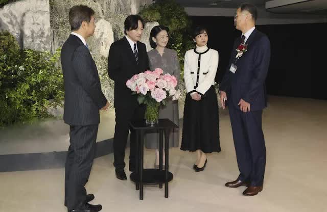Công chúa xinh đẹp nhất Nhật Bản xuất hiện cùng gia đình tại sự kiện, ngoại hình "đẹp hơn hoa" khiến nhiều người ngưỡng mộ- Ảnh 2.