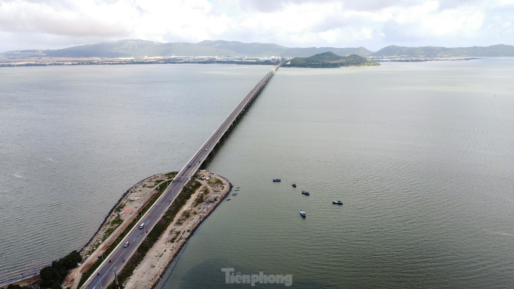 Hiện trạng cầu vượt biển vừa được duyệt chi gần 30 tỷ sửa chữa- Ảnh 2.