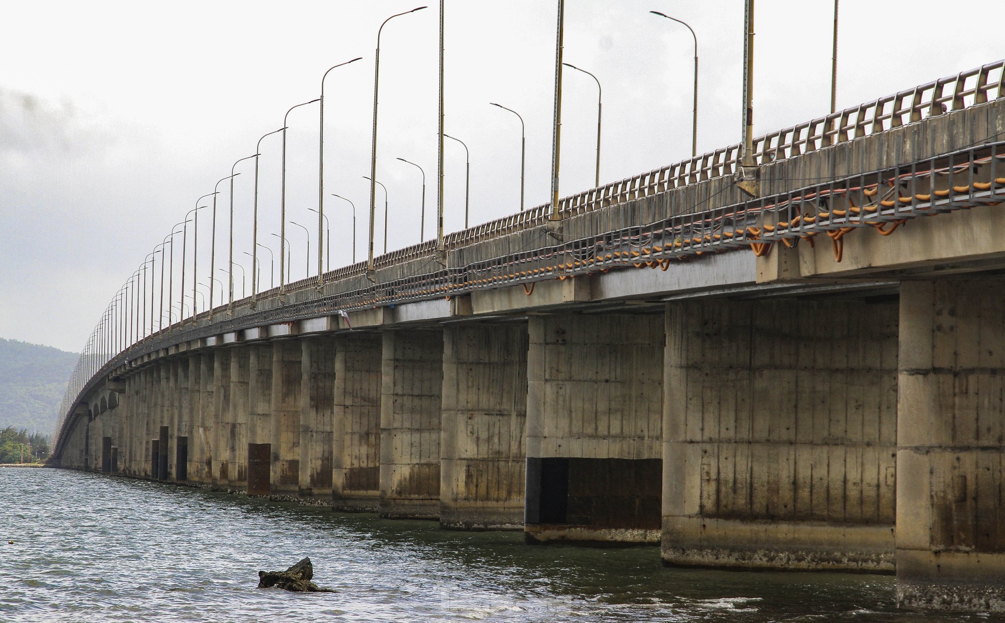 Hiện trạng cầu vượt biển vừa được duyệt chi gần 30 tỷ sửa chữa- Ảnh 5.