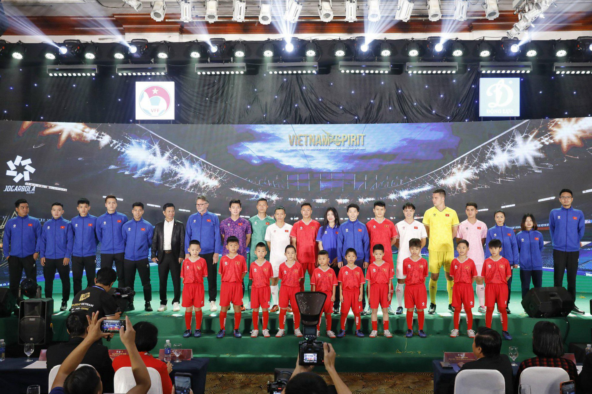 Trước thềm VCK Asian Cup 2023, ĐTVN ra mắt áo đấu mới- Ảnh 2.