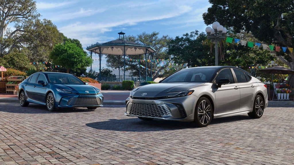 'Vua các dòng sedan' Toyota Camry thế hệ mới chào sân thị trường sát vách Việt Nam: tiêu thụ 4,2 lít/100 km, giá từ dưới 600 triệu đồng- Ảnh 1.