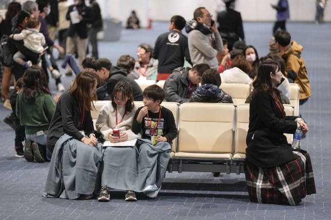 Máy bay chở 379 người tai nạn ở Nhật Bản: Hành khách bình tĩnh xếp hàng sơ tán, đến nơi an toàn trong 20 phút- Ảnh 4.