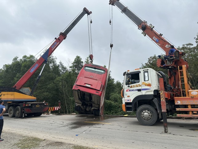 Xe khách lao xuống vệ đường, 30 người may mắn thoát nạn- Ảnh 2.