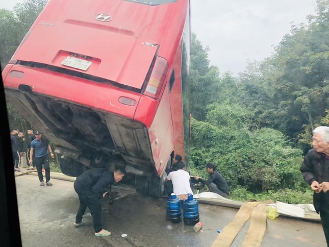 Xe khách lao xuống vệ đường, 30 người may mắn thoát nạn- Ảnh 1.