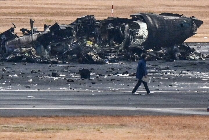 Tìm thấy hộp đen trong vụ cháy máy bay chở gần 400 hành khách ở Nhật Bản- Ảnh 1.