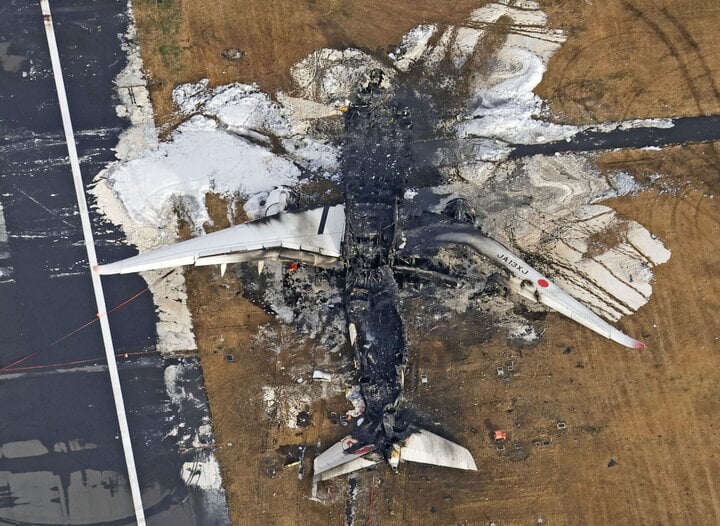 Tìm thấy hộp đen trong vụ cháy máy bay chở gần 400 hành khách ở Nhật Bản- Ảnh 2.
