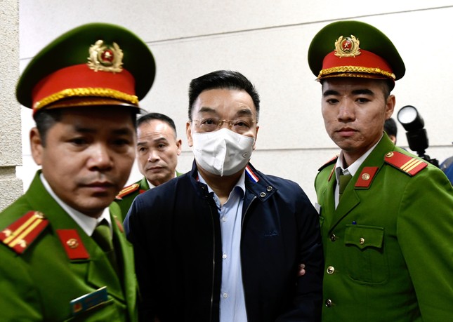 Cảnh sát dẫn giải ông Nguyễn Thanh Long và 37 bị cáo trong đại án Việt Á đến tòa- Ảnh 1.