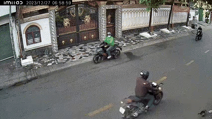 CLIP: Giằng co, người đàn ông bị trộm hất văng vào tường