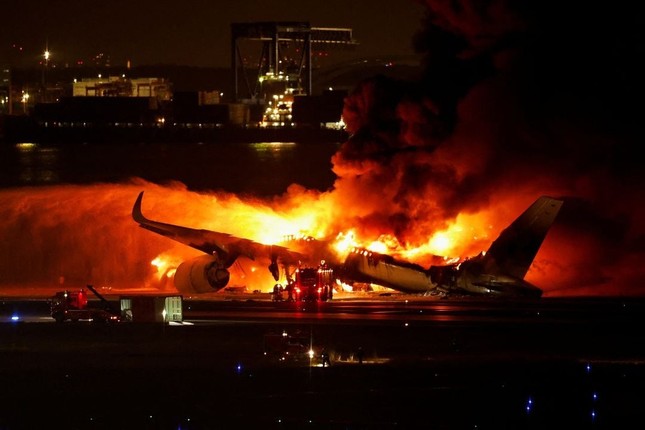 Máy bay chở 379 người tai nạn ở Nhật Bản: Hành khách bình tĩnh xếp hàng sơ tán, đến nơi an toàn trong 20 phút- Ảnh 1.