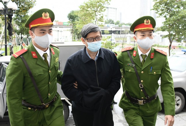 Cảnh sát dẫn giải ông Nguyễn Thanh Long và 37 bị cáo trong đại án Việt Á đến tòa- Ảnh 2.