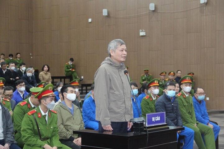 Cựu Thứ trưởng KH&CN khai nhận quà của Việt Á vì nghĩ là 'cành đào Tết'- Ảnh 1.