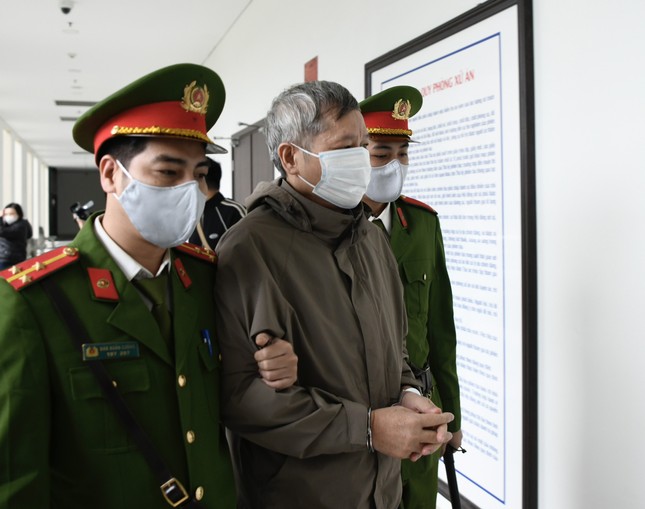 Cảnh sát dẫn giải ông Nguyễn Thanh Long và 37 bị cáo trong đại án Việt Á đến tòa- Ảnh 6.