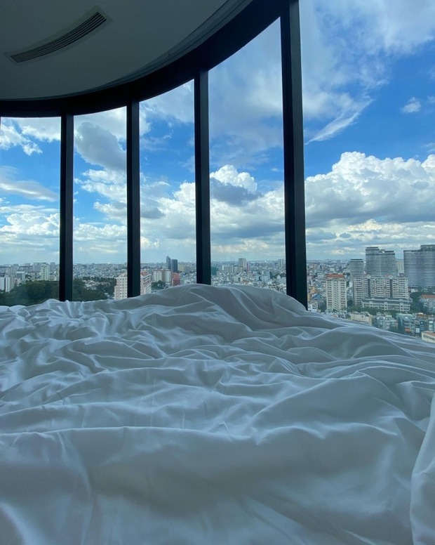 Ngắm pháo hoa từ phòng ngủ tường kính view Bitexco nổi nhất hiện tại: Chill cỡ nào mà ai nhìn cũng ước?