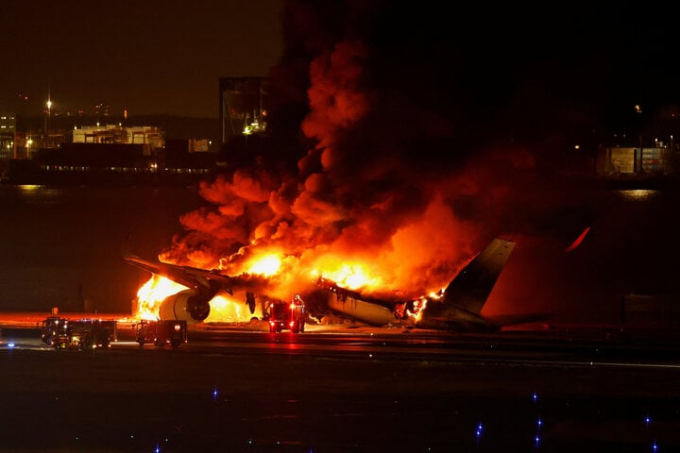 Clip từ trên cao cho thấy hình ảnh chiếc máy bay Japan Airlines sau vụ cháy: Trơ trụi toàn bộ, chỉ còn lại vài mảnh- Ảnh 1.