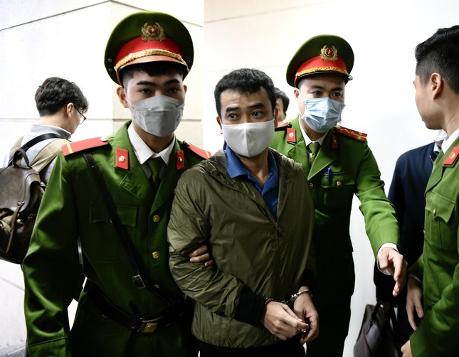 Cảnh sát dẫn giải ông Nguyễn Thanh Long và 37 bị cáo trong đại án Việt Á đến tòa- Ảnh 5.