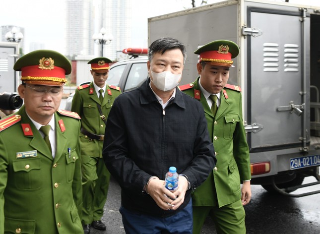 Cảnh sát dẫn giải ông Nguyễn Thanh Long và 37 bị cáo trong đại án Việt Á đến tòa- Ảnh 4.