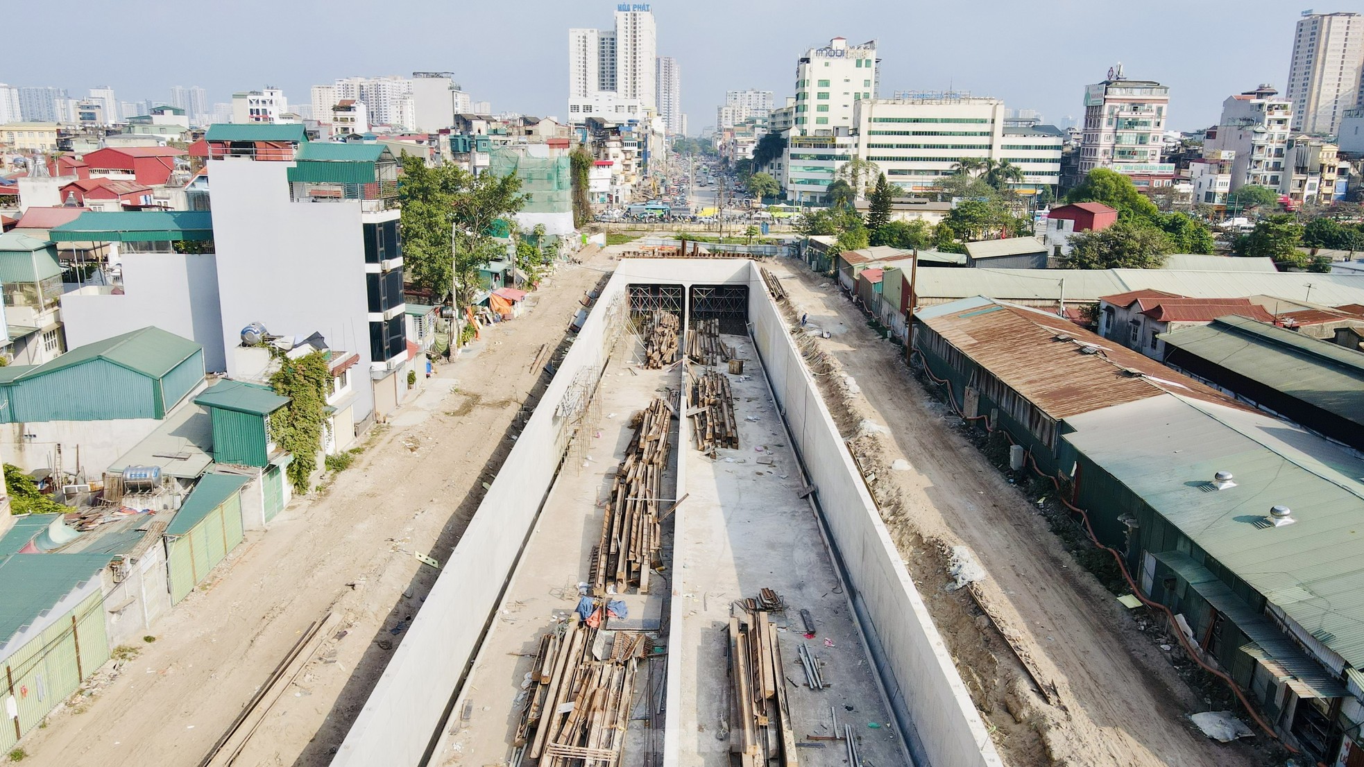 Đường dẫn xuống hầm chui Giải Phóng - Kim Đồng dần lộ diện- Ảnh 3.