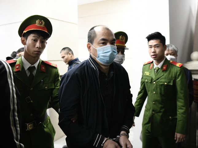 Cảnh sát dẫn giải ông Nguyễn Thanh Long và 37 bị cáo trong đại án Việt Á đến tòa- Ảnh 3.