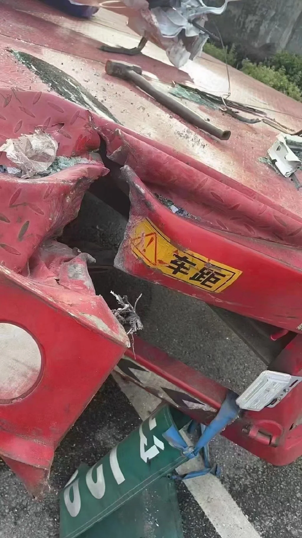 Cho xe trộn bê tông 30 tấn đổ nghiêng để thử độ an toàn, xe Trung Quốc có 'xịn' như quảng cáo?- Ảnh 10.