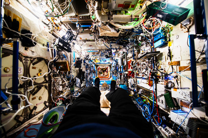 Bức ảnh gây choáng về nội thất trong trạm vũ trụ ISS- Ảnh 1.