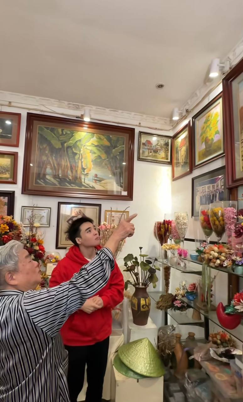 Cháu ngoại tiết lộ căn phòng "ngàn đô"của nghệ nhân ở Hà Nội, là người đầu tiên làm tranh bằng hoa khô trên thế giới- Ảnh 9.