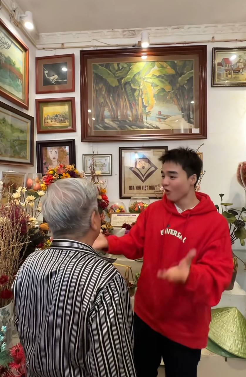 Cháu ngoại tiết lộ căn phòng "ngàn đô"của nghệ nhân ở Hà Nội, là người đầu tiên làm tranh bằng hoa khô trên thế giới- Ảnh 8.