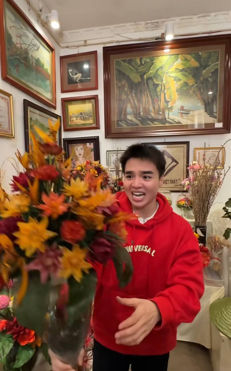 Cháu ngoại tiết lộ căn phòng "ngàn đô"của nghệ nhân ở Hà Nội, là người đầu tiên làm tranh bằng hoa khô trên thế giới- Ảnh 5.
