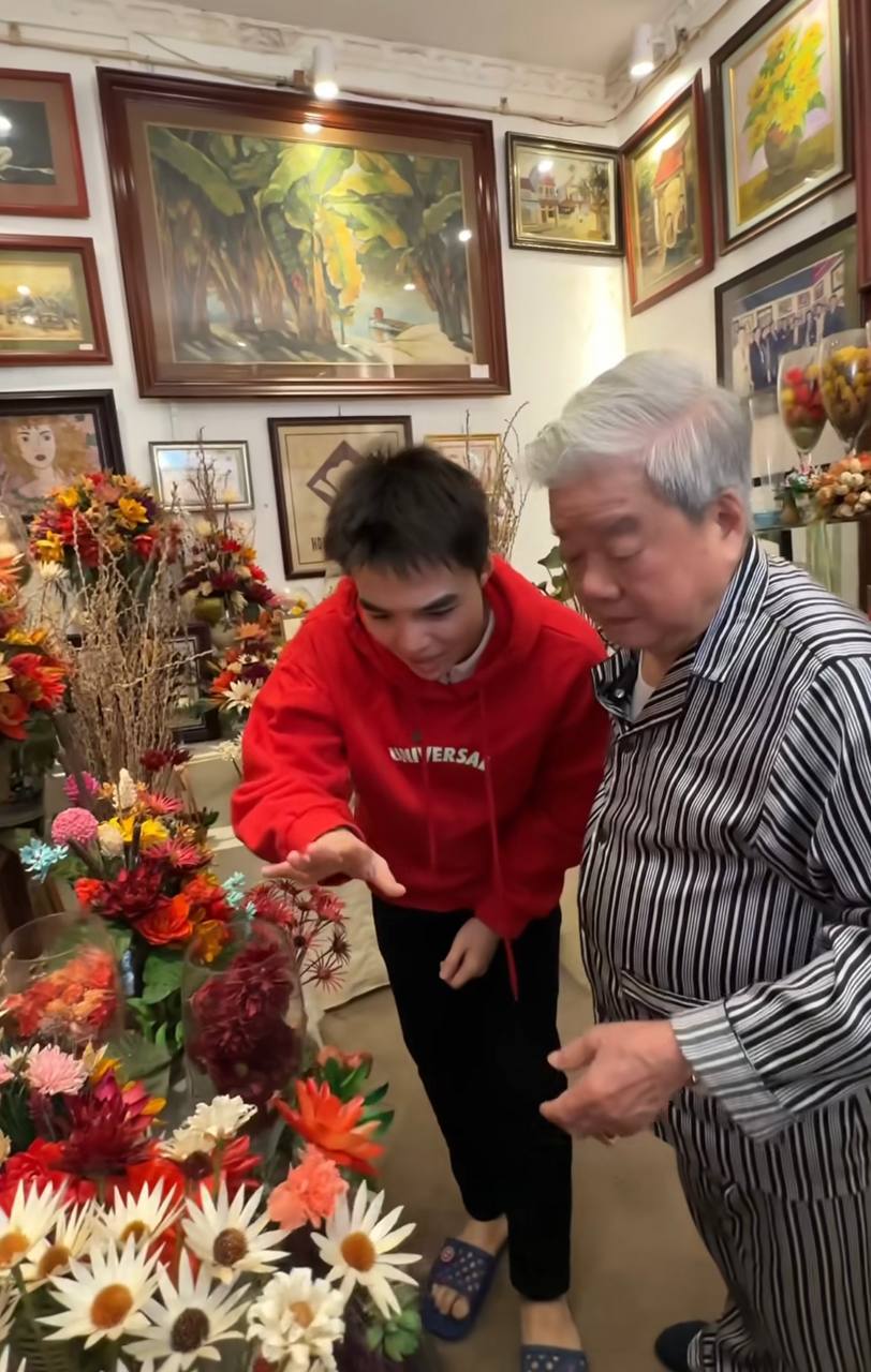 Cháu ngoại tiết lộ căn phòng "ngàn đô"của nghệ nhân ở Hà Nội, là người đầu tiên làm tranh bằng hoa khô trên thế giới- Ảnh 2.