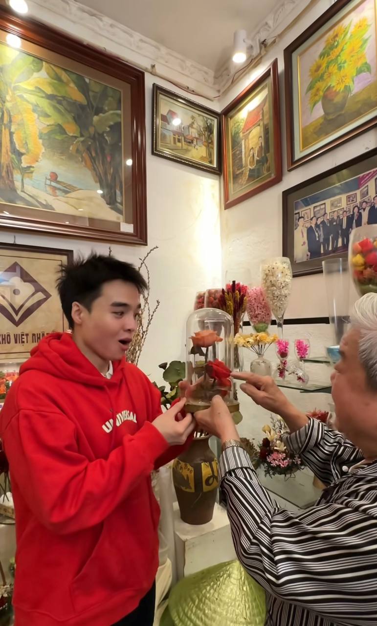 Cháu ngoại tiết lộ căn phòng "ngàn đô"của nghệ nhân ở Hà Nội, là người đầu tiên làm tranh bằng hoa khô trên thế giới- Ảnh 6.