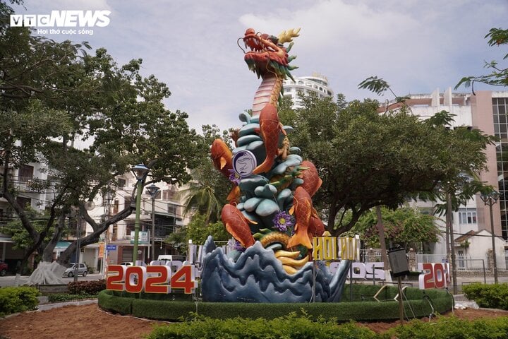 Chưa khai xuân, tượng cá chép vượt vũ môn hóa rồng ở Nha Trang đã bị thiêu rụi- Ảnh 2.