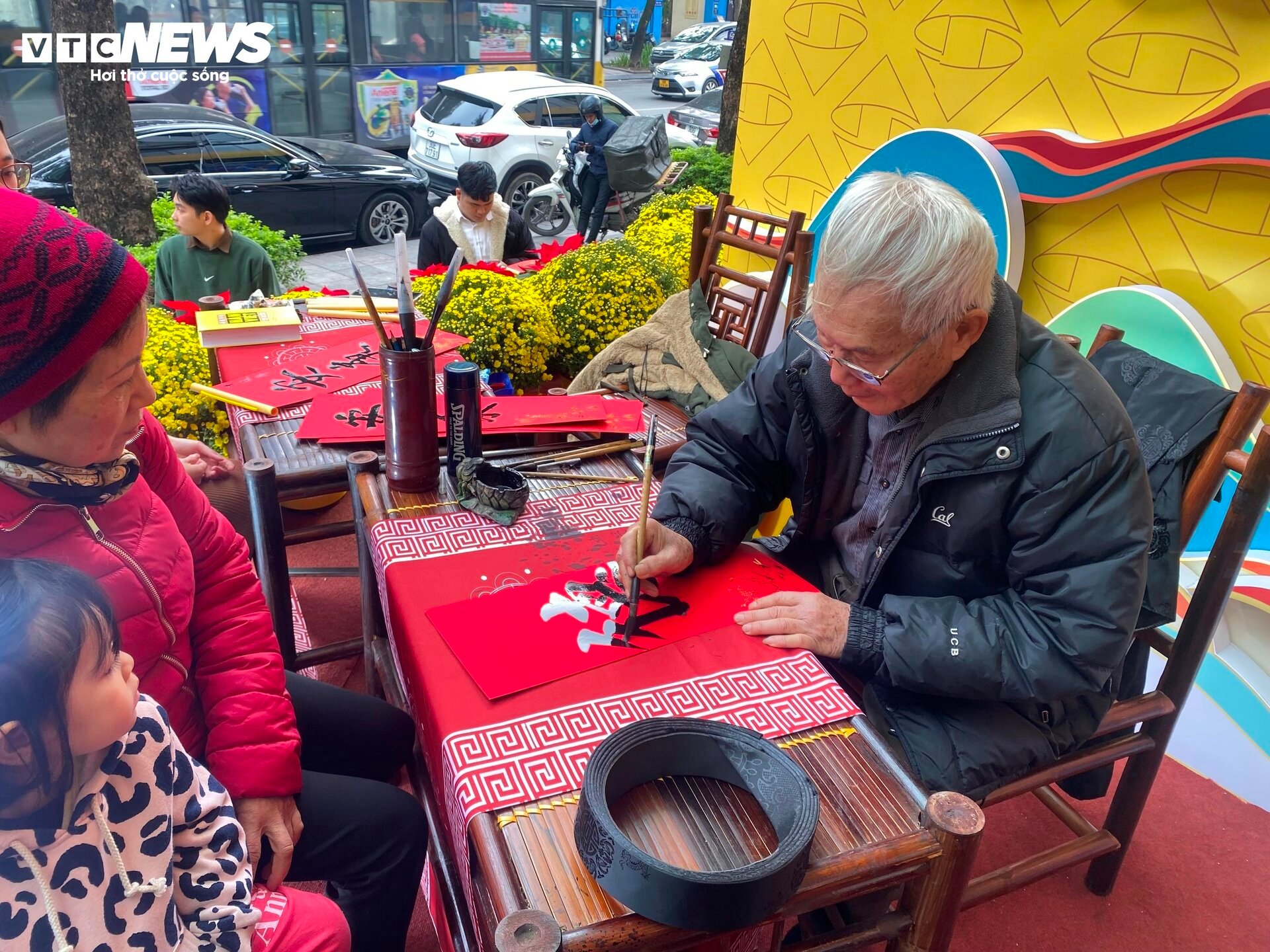 Trung tâm thương mại ở Hà Nội trang hoàng lộng lẫy đón Tết Giáp Thìn 2024- Ảnh 8.