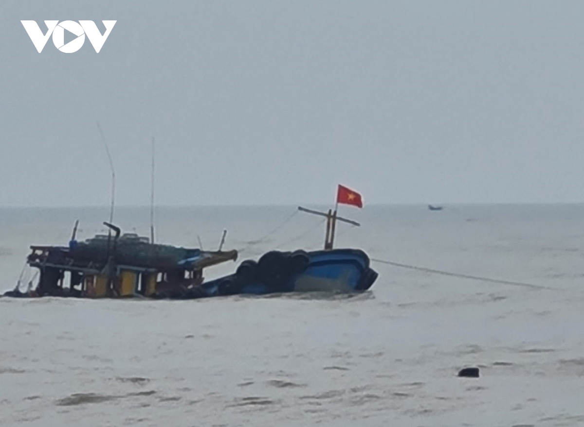 Hai tàu cá Quảng Bình chìm trên biển: Tìm thấy 1 thi thể mắc kẹt trong thân tàu- Ảnh 1.