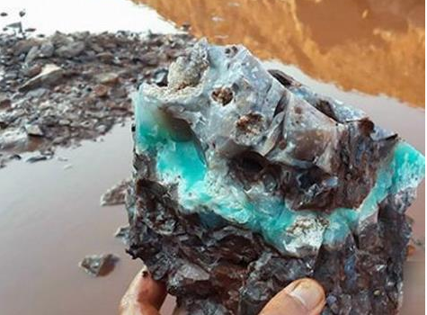 Phát hiện tia sáng xanh lóe lên từ vết nứt trên ‘đá lạ’, khu đất toàn sỏi đá trở thành nơi đào kho báu 200 năm tuổi, công nghệ mới được đưa vào- Ảnh 1.
