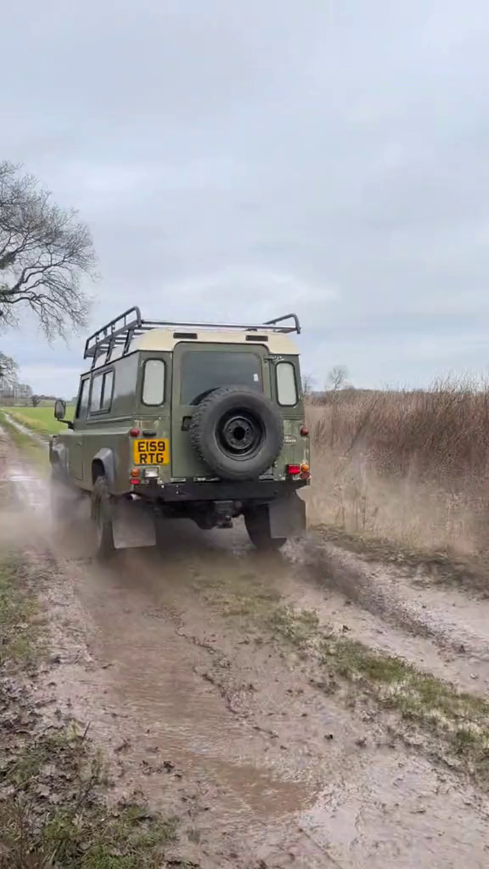 Vợ chồng trẻ biến Land Rover Defender cũ nát thành nhà di động, tính phượt ra thế giới- Ảnh 3.