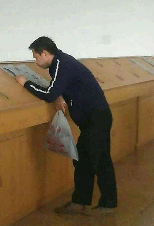 &Ocirc;ng l&atilde;o xuất hiện trong lớp với vẻ ngo&agrave;i nhếch nh&aacute;c, sinh vi&ecirc;n tưởng l&agrave; người dọn r&aacute;c: Biết danh t&iacute;nh thật ai cũng "sốc"- Ảnh 3.