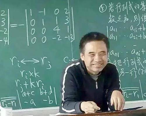 &Ocirc;ng l&atilde;o xuất hiện trong lớp với vẻ ngo&agrave;i nhếch nh&aacute;c, sinh vi&ecirc;n tưởng l&agrave; người dọn r&aacute;c: Biết danh t&iacute;nh thật ai cũng "sốc"- Ảnh 1.