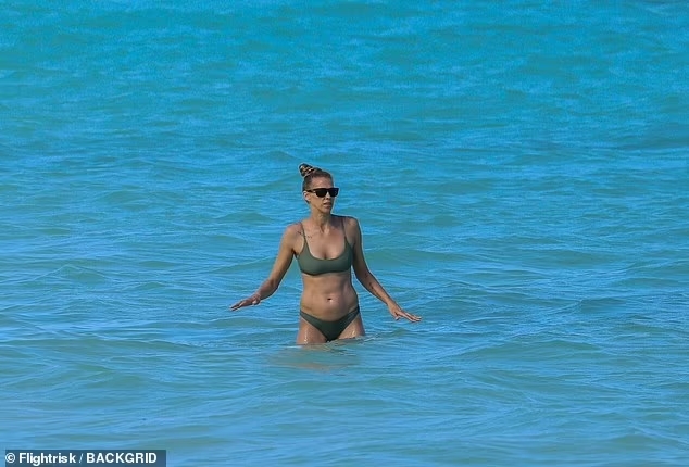 Quý tử 17 tuổi của Britney Spears đã có bạn gái, còn đưa người yêu đi tắm biển cùng bố và mẹ kế- Ảnh 9.
