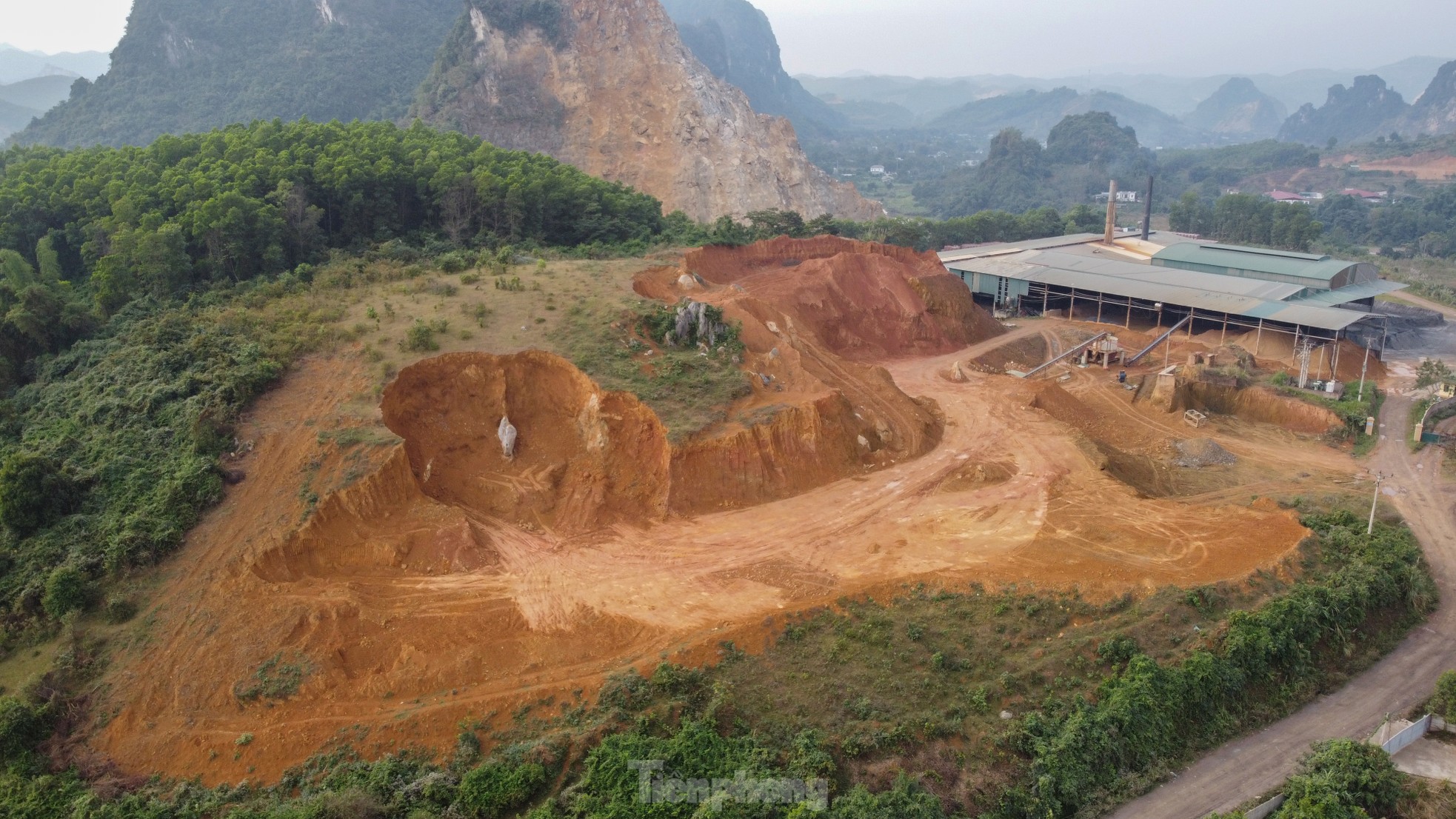 Cận cảnh mỏ đất trái phép khiến một giám đốc công ty ở Hòa Bình bị bắt tạm giam- Ảnh 2.