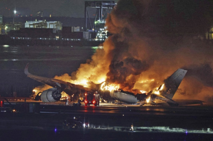 Vì sao không có ai tử nạn trên máy bay Japan Airlines bốc cháy? Quy tắc “viết bằng máu” đã cứu mạng 379 người- Ảnh 1.