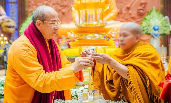 Bộ Ngoại giao đang xác định nguồn gốc 'xá lợi tóc Phật' trưng bày ở chùa Ba Vàng- Ảnh 2.