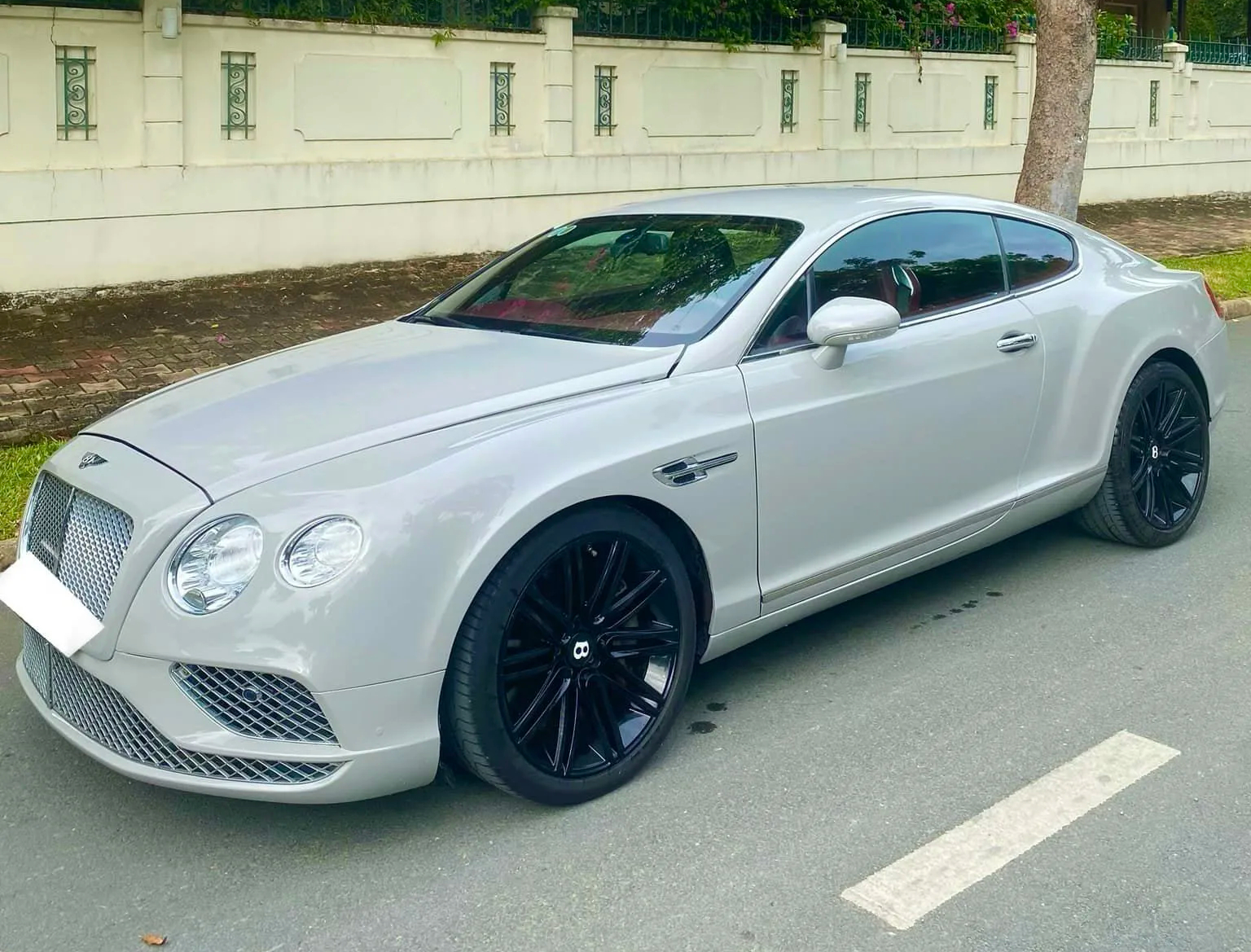 Bentley Continental GT bán lại chưa đến 1,9 tỷ ngang C 200 mới: Đã độ nâng đời, thay vô-lăng, màn hình Android- Ảnh 1.