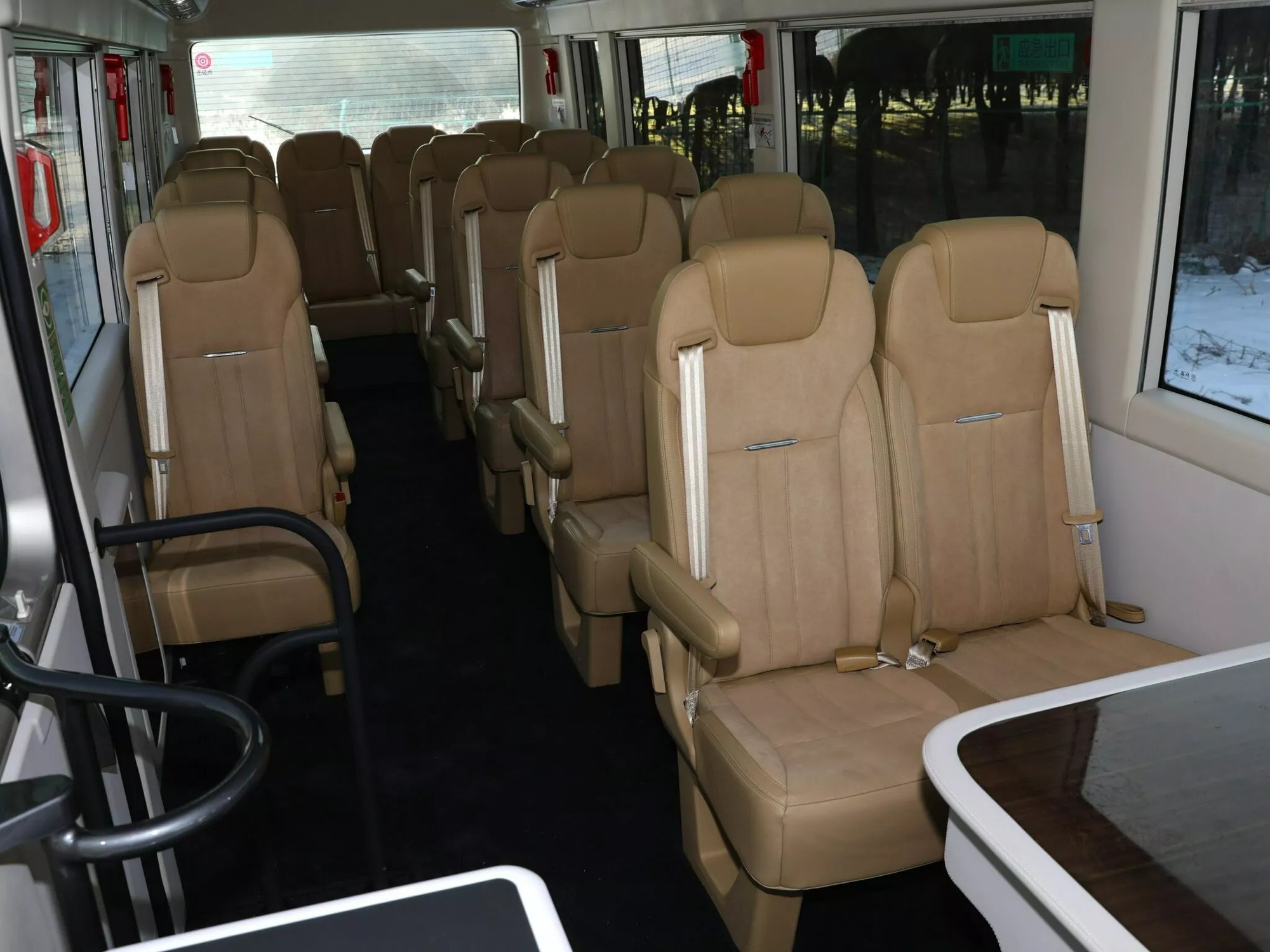 Hongqi làm xe buýt: Nhìn không khác xe sang, nội thất sang xịn, có phiên bản 17 chỗ đấu Toyota Hiace- Ảnh 5.