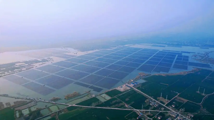Nhà máy quang điện khổng lồ của Trung Quốc, rộng tương đương 1.300 sân bóng đá- Ảnh 1.