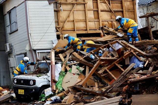Nhật Bản: Chạy đua tìm người sống sót dù đã qua 72 giờ vàng sau thảm họa động đất- Ảnh 4.