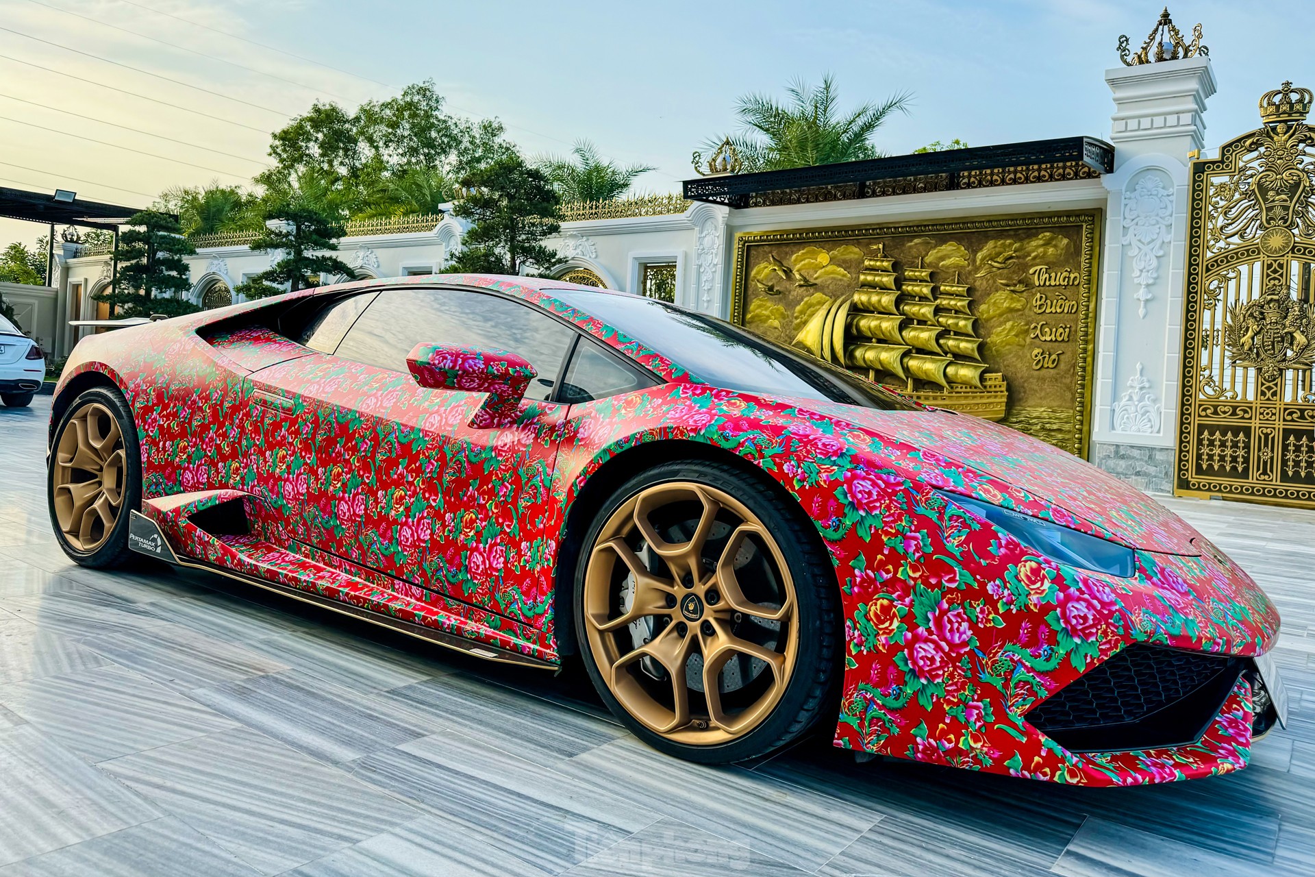 Lamborghini Huracan 'bắt trend' con công của dân chơi Bạc Liêu- Ảnh 2.