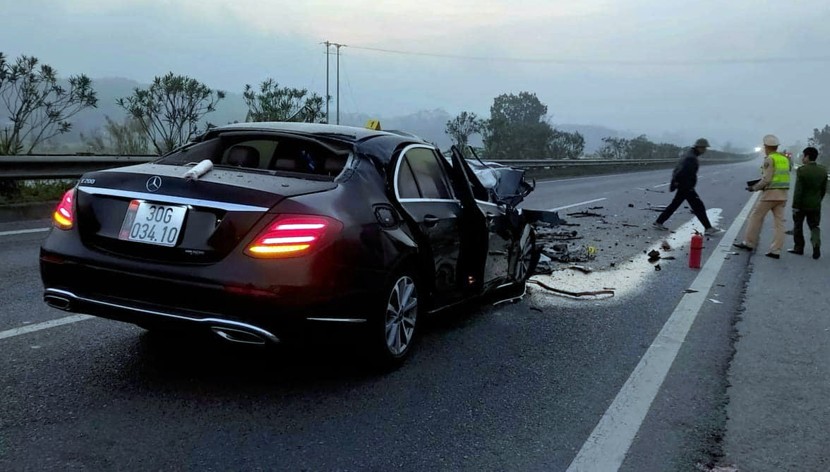 Ảnh TNGT: Mercedes-Benz đâm đuôi xe tải trên cao tốc Nội Bài - Lào Cai- Ảnh 2.