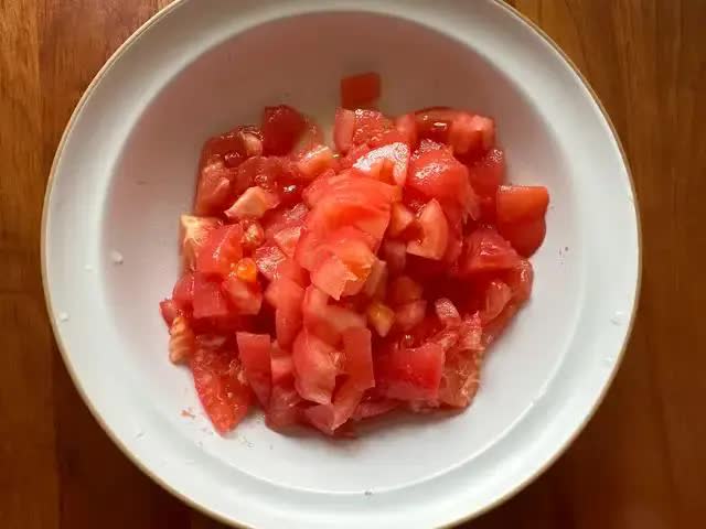 Nếu lười và nhà đang có sẵn cà chua thì đem nấu thế này, ăn quá ngon lại rất hợp trong thời tiết lạnh- Ảnh 2.