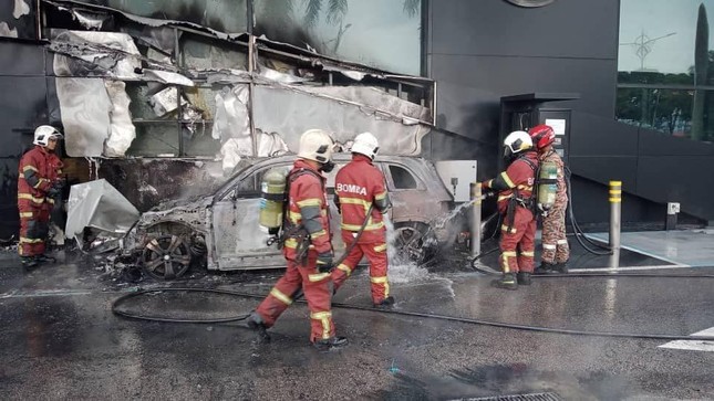 Cháy xe điện Mercedes-Benz khi đang sạc tại cửa hàng- Ảnh 2.