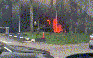 Cháy xe điện Mercedes-Benz khi đang sạc tại cửa hàng